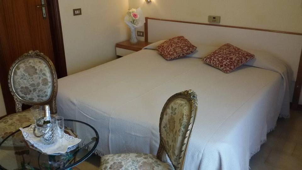 Hotel Le Vigne Contigliano Esterno foto